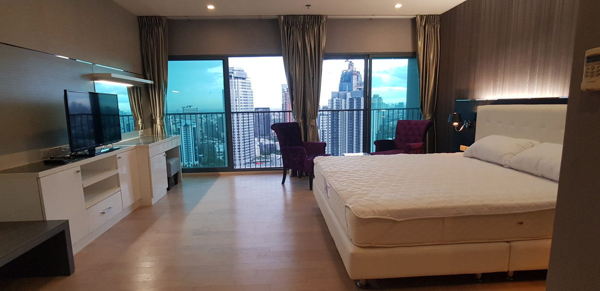 NOBLE REMIX / BTS THONGLOR / HL / CONDO CONNECTED TO BTS THONGLOR 3BED3BATH HIGH FLOOR NICE VIEW READY TO MOVE IN ACCEPTED ALL NATIONALITY 100K PER MONTH