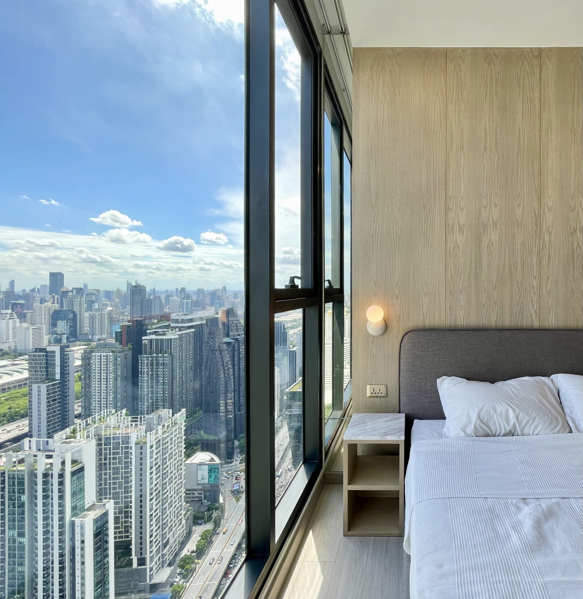 1 Bedroom on 54th floor open view to Bangkok skyline