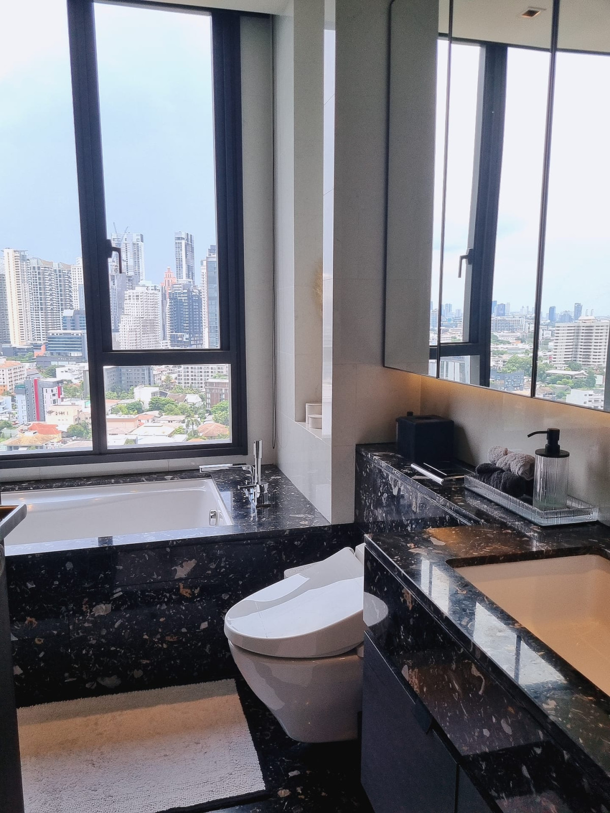 BEATNIQ SUKHUMVIT 32 / BTS PHROMPHONG / HL / LUXURY STAND ALONE 2BEDROOM 83SQ.M. 22MB ONLY