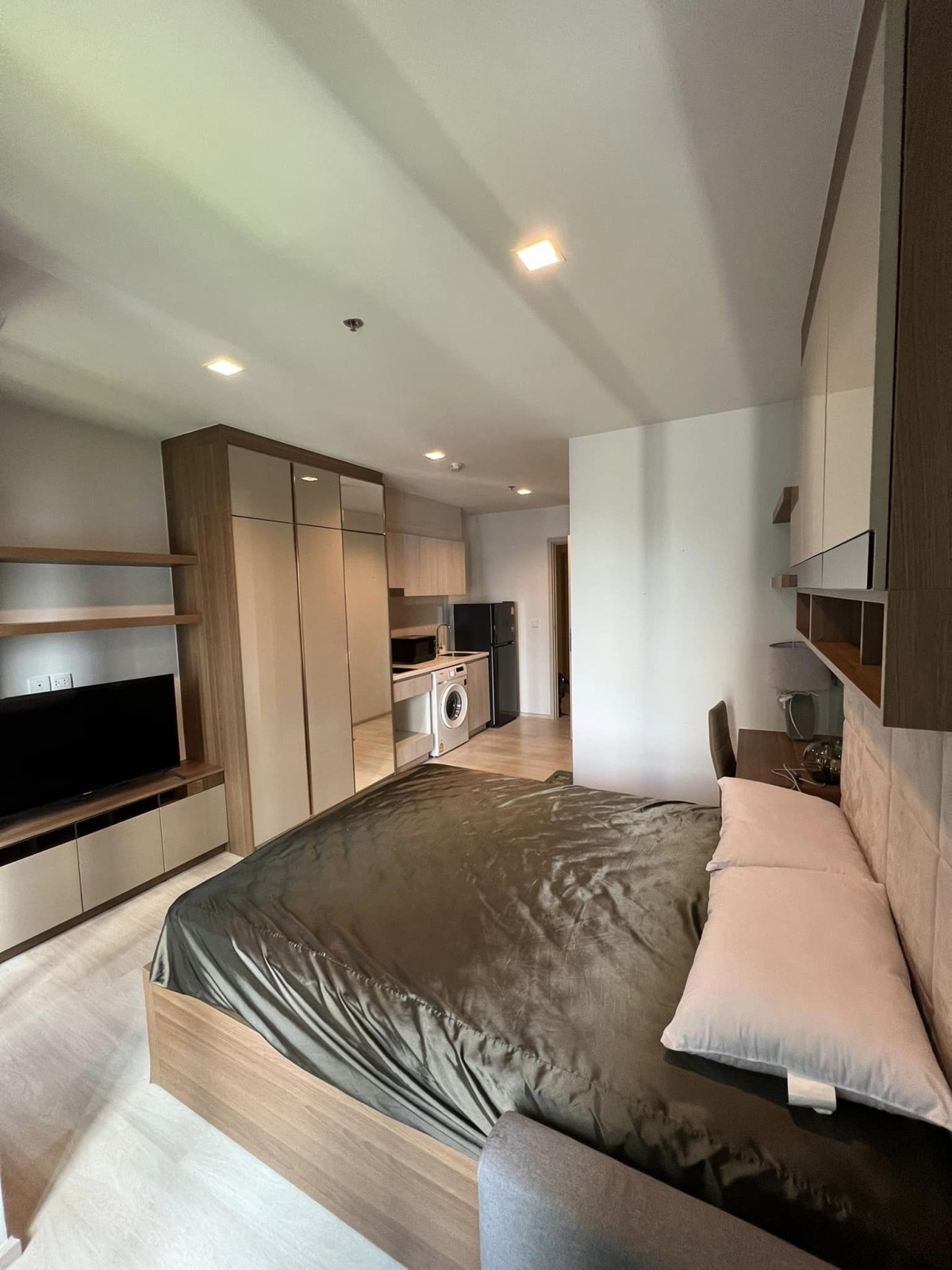 LIFE ONE WIRELESS I BTS PLOENCHIT I FOR RENT 18,200 BAHT PER MONTH READY TO MOVE IN I HL