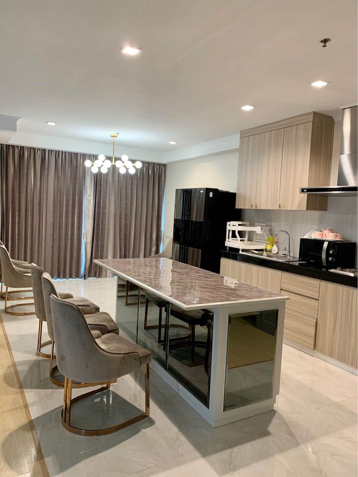 NOBLE REMIX SUKHUMVIT 36 I  BTS THONGLOR I 3BED3BATH CONNECTED TO BTS THONGLOR NO NEED TO USE UMBRELLA  167.25SQ.M. READY TO MOVE IN FULLY DECORATED I HL