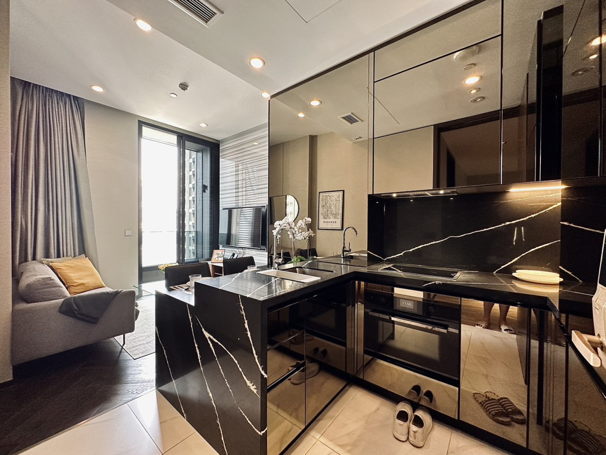 THE ESSE SUKHUMVIT 36 I BTS THONGLOR I LUXURY CLASS CONDO 0 METER TO BTS THONGLOR 50k per month 38.5SQ.M. FULLY FURNISHED HIGH FLOOR CITY VIEW I HL