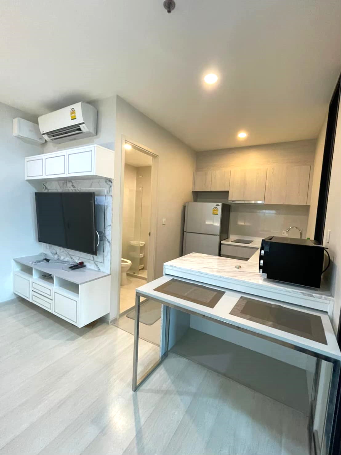 Life Asoke | MRT Petchaburi and APL Makkasan | Beautiful room, Fully Built-in furnished, High floor, Singha Complex view and Ready to move in 1 April #N