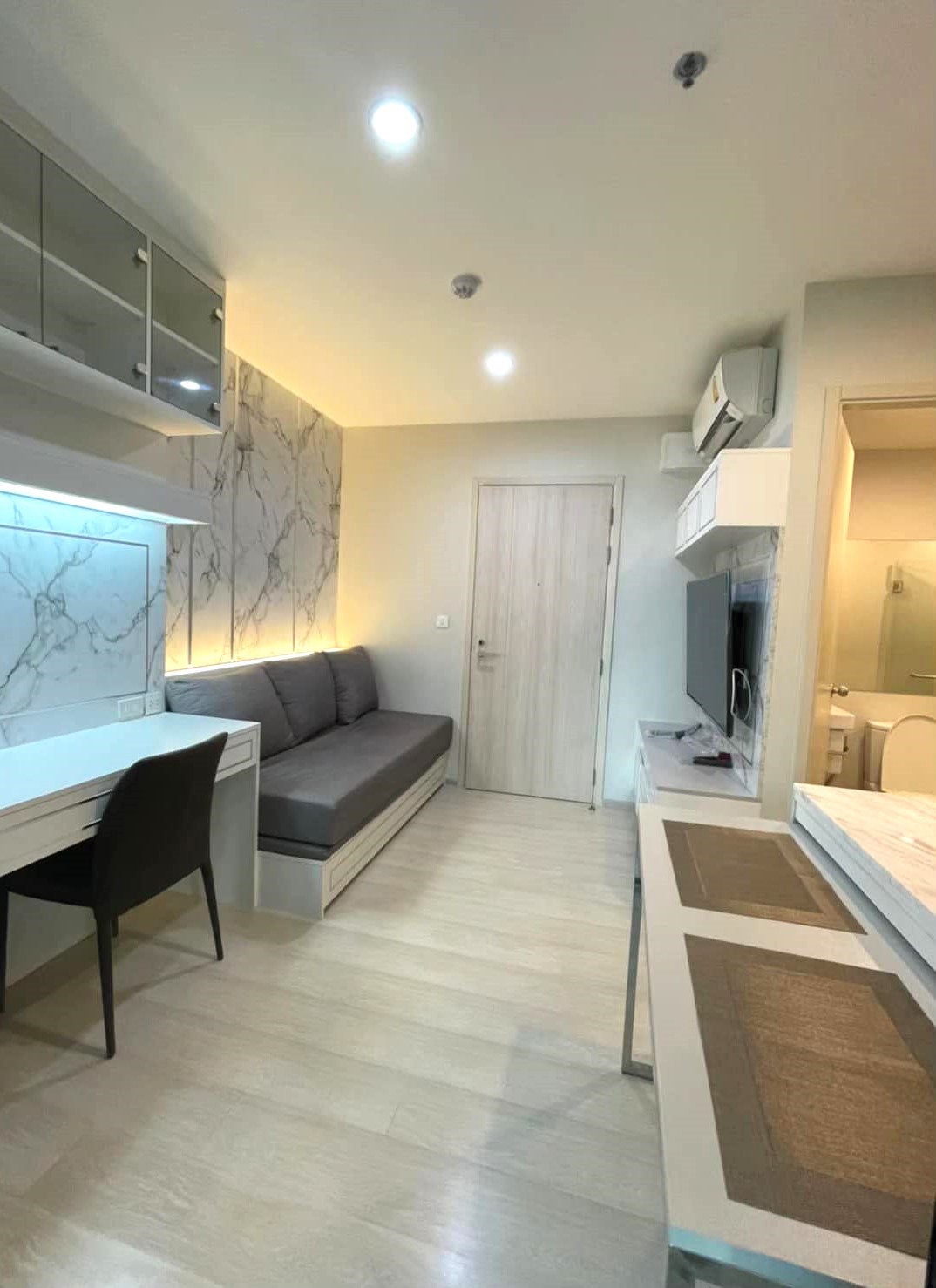 Life Asoke | MRT Petchaburi and APL Makkasan | Beautiful room, Fully Built-in furnished, High floor, Singha Complex view and Ready to move in 1 April #N