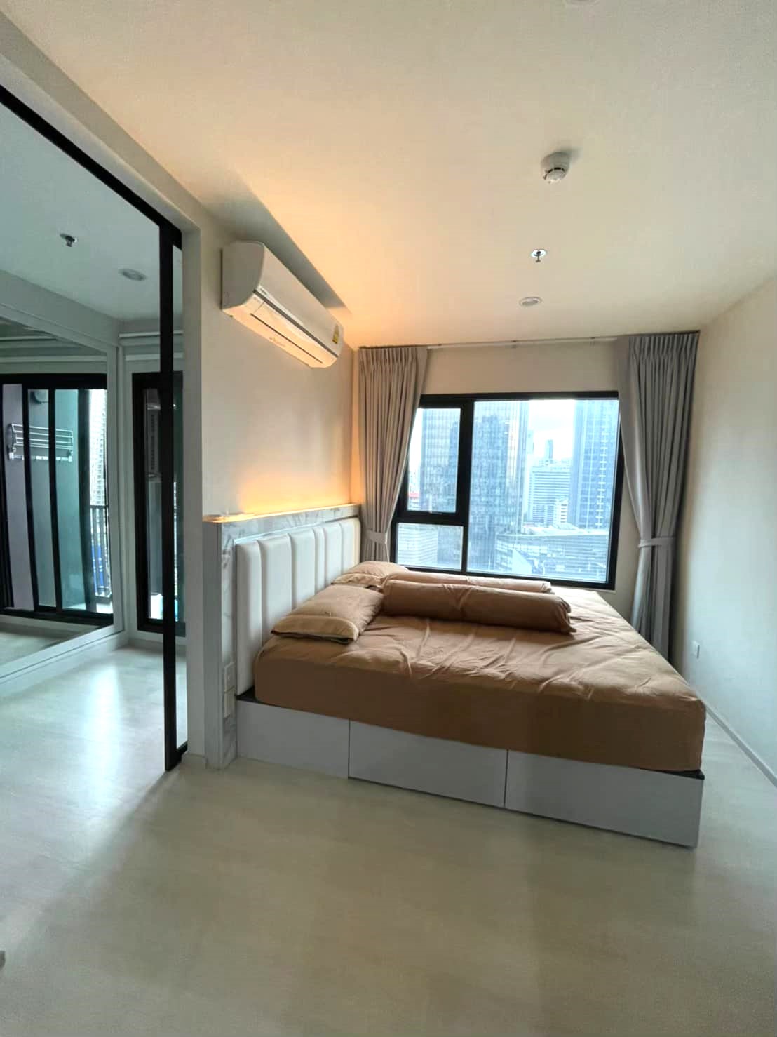 Life Asoke | MRT Petchaburi and APL Makkasan | Beautiful room, Fully Built-in furnished, High floor, Singha Complex view and Ready to move in 1 April #N