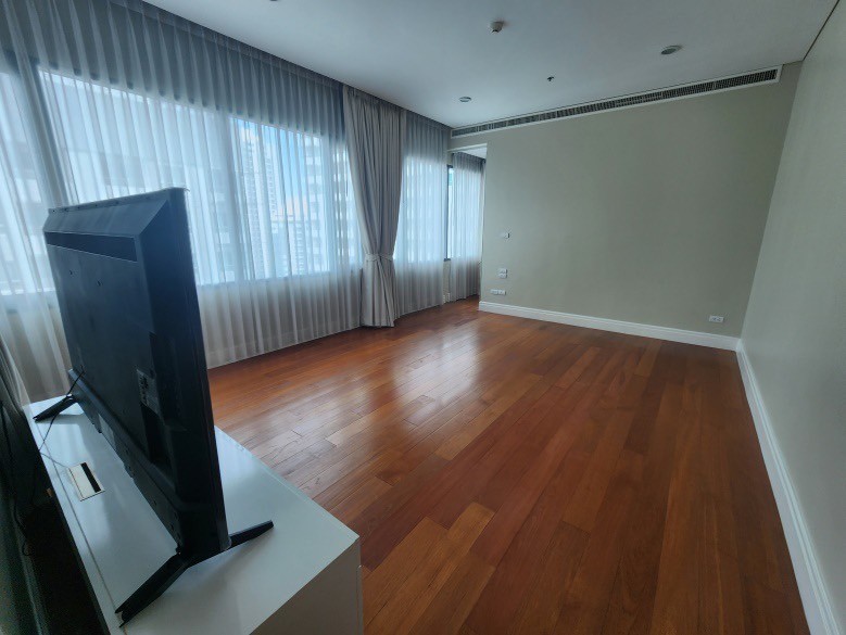 Bright Sukhumvit 24 | Big Space, Shocking Price🌈 Nice Room and Decoration 🚝Close to BTS Phromphong | HL Focus