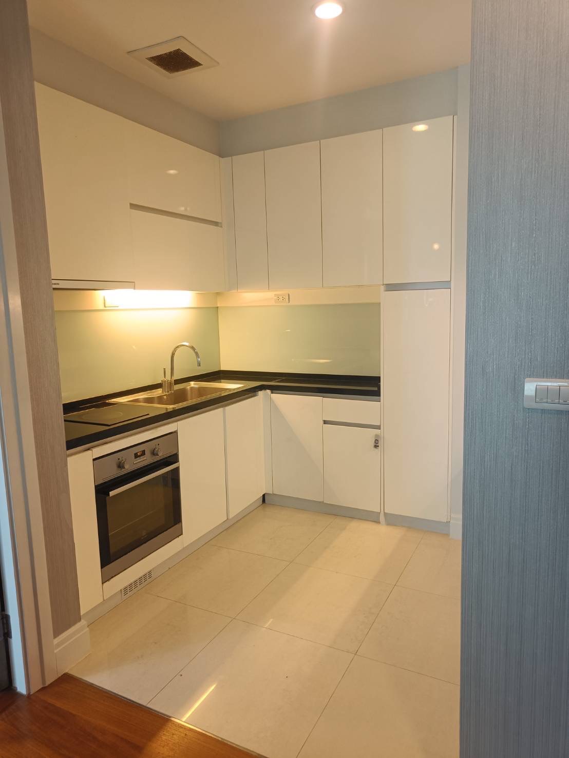 Bright Sukhumvit 24 | Homey Unit 2bed almost 100sq.m. Available to move NOW | HL